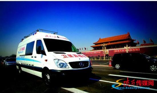 陕西传媒网卫星直播车,采用国际最新卫星传输技术,全天候、全现场、无死角随即采访报道受众关心的新闻。 实习生 杜方达摄 陕西传媒网卫星直播车,采用国际最新卫星传输技术,全天候、全现场、无死角随即采访报道受众关心的新闻。 实习生 杜方达摄