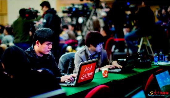 陕西传媒网及时、准确、集中、全面采访报道全国两会新闻,备受网民关注,单日浏览量突破千万,成为全国热点网站。 实习生 杜方达摄 陕西传媒网及时、准确、集中、全面采访报道全国两会新闻,备受网民关注,单日浏览量突破千万,成为全国热点网站。 实习生 杜方达摄