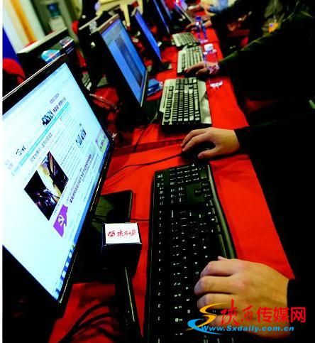 陕西传媒网吸引了一批80、90后博士、硕士,培养了一批网络技术高手和现场采发新闻快手。 实习生 杜方达摄 陕西传媒网吸引了一批80、90后博士、硕士,培养了一批网络技术高手和现场采发新闻快手。 实习生 杜方达摄